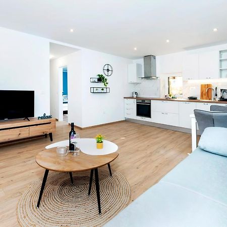 Otto Apartment With Sea View And Parking 로비니 외부 사진