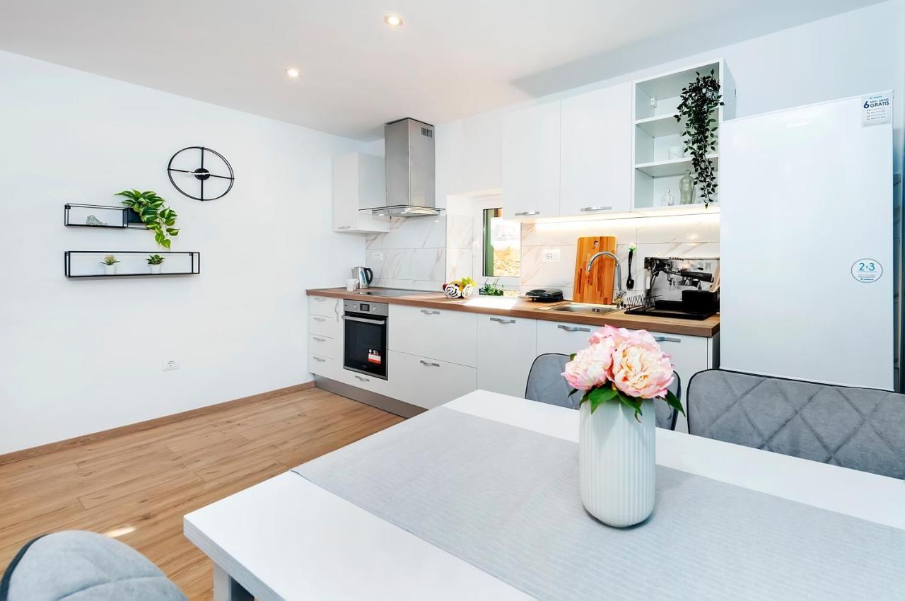 Otto Apartment With Sea View And Parking 로비니 외부 사진