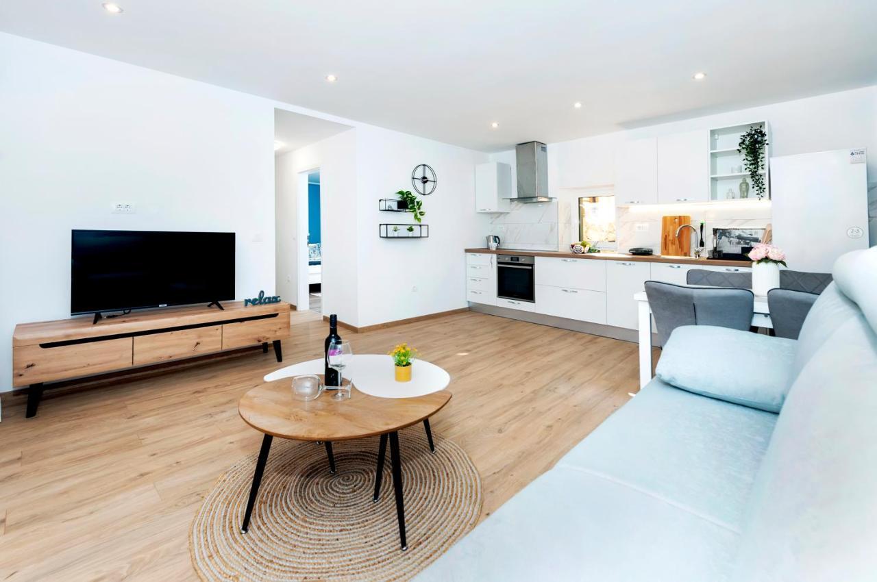 Otto Apartment With Sea View And Parking 로비니 외부 사진