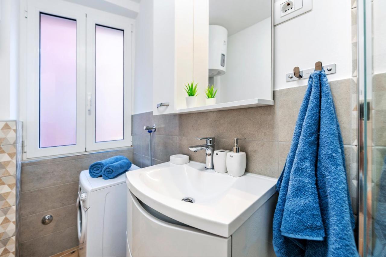 Otto Apartment With Sea View And Parking 로비니 외부 사진