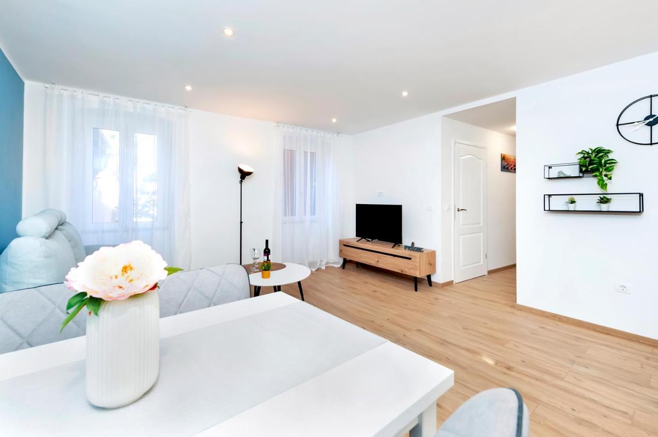 Otto Apartment With Sea View And Parking 로비니 외부 사진